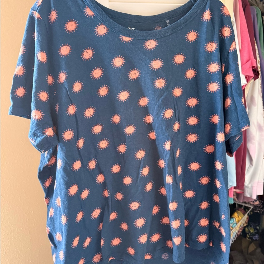 dip Blue Top with Pink Sunburst Pattern